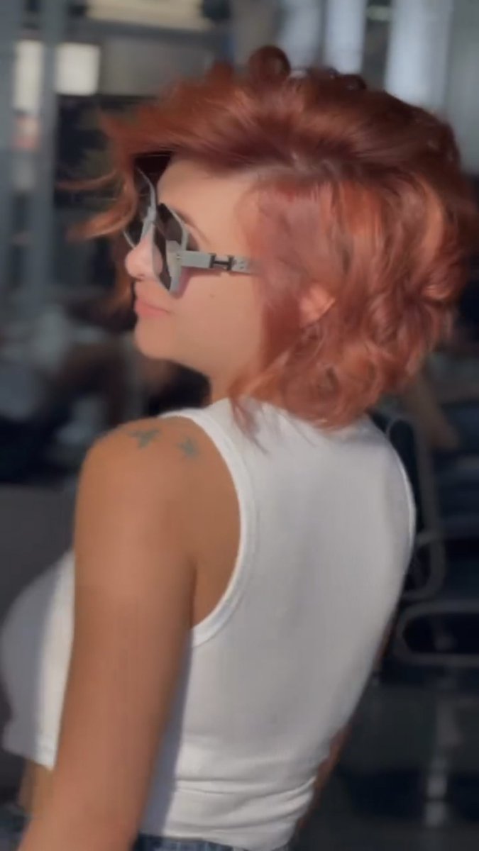 Dudaklarım boynunda geziniyor,
nefesim teninde ıslak bir iz bırakıyor.
Bacaklarım beline dolanıyor,
içimde senin nabzın çarpıyor.
Biraz daha derine in,
Beni tamamla.
Gözlerim kapanırken fısıldıyorum:
“Burası artık senin evin.”