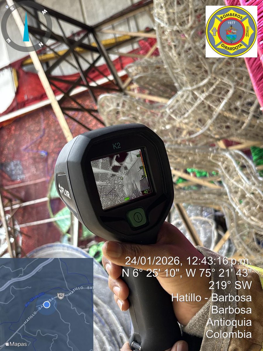 ✓ 12:17 | Incendio Estructural Barbosa, Vereda Isaza (Sector La Azulita) – Personal bomberil #Girardota apoya con cámara térmica verificando ausencia de focos calientes. Escena controlada por Bomberos Barbosa. #Emergencias