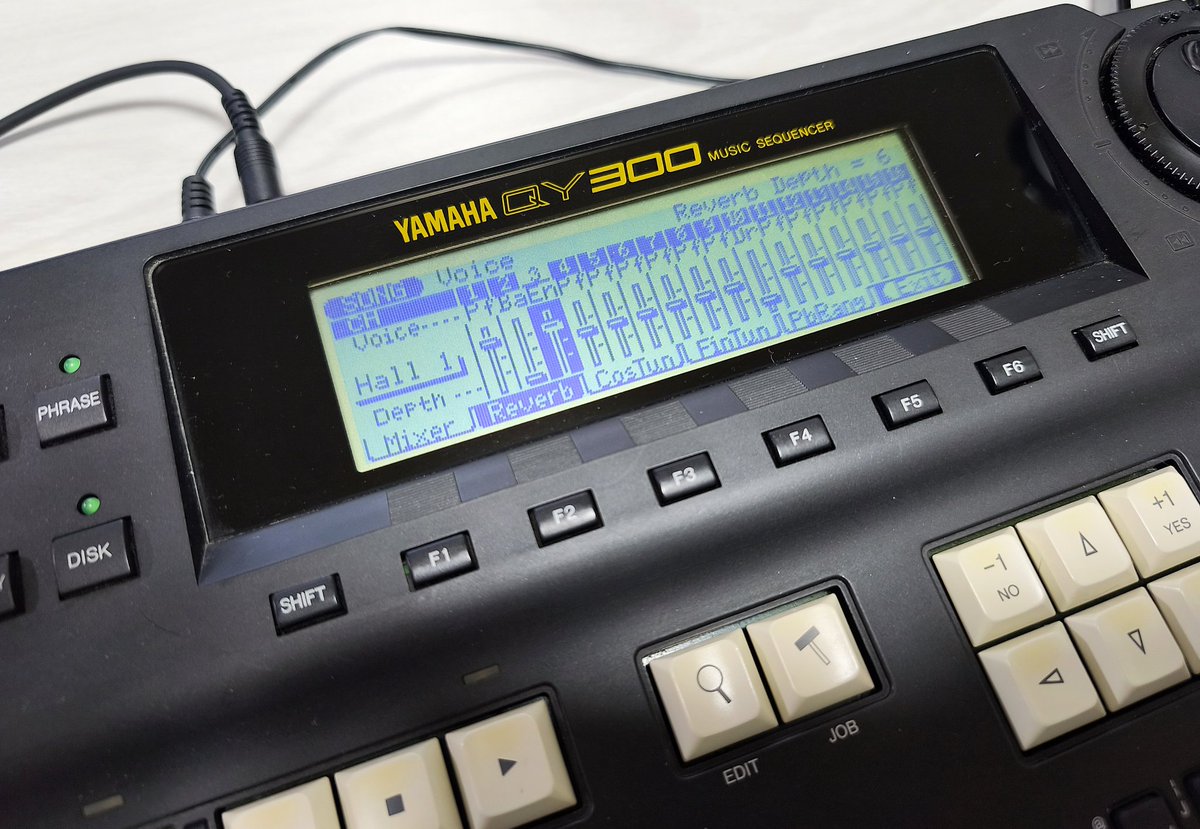 ezc7sppk4's tweet photo. 以前にヤフオクで購入した昔の機材で曲作り?没頭し過ぎてあっという間に時間が経ちます。
今日は猫ちゃん達が寝てるからチャンスタイム!
YAMAHAQY300楽しい!
#YAMAHAQY300
#打ち込み
#musicsequencer https://t.co/x9BPeFb2yn
