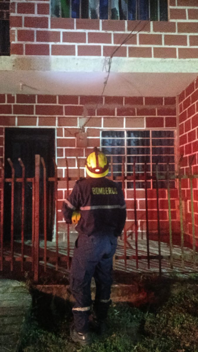 ✓ 21:33 | Labor de Prevención Vereda Las Cuchillas (Por Limón y Menta) – Personal bomberil asegura cable energizado sobre vía pública, señaliza área y brinda recomendaciones. Riesgo controlado. #Girardota #Emergencias #SeguridadEléctrica