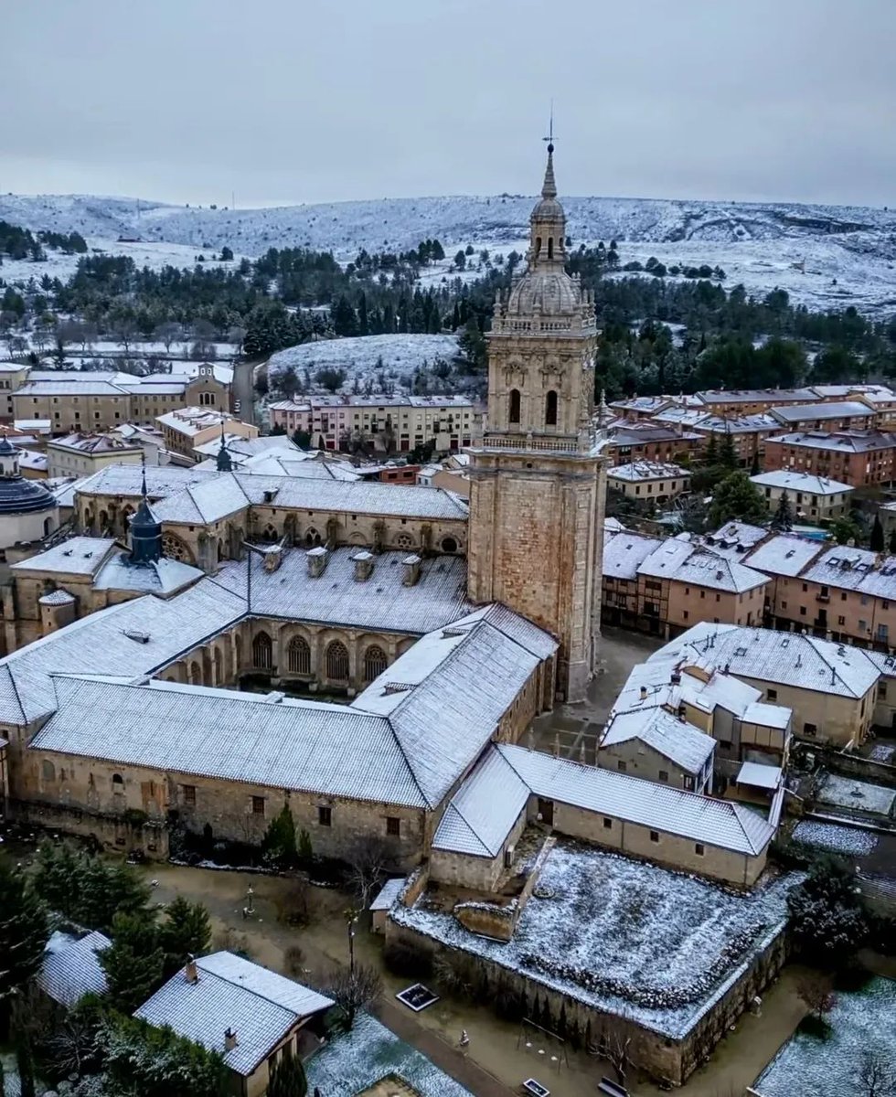 Y con razón es uno de los pueblos más bonitos de España 😍
EL BURGO DE OSMA
📸@recorriendosoria 

#elburgodeosma #soria #Soriaestademoda #cylesvida 
<a href="/arteviajero_com/">ArteViajero</a> <a href="/CyLEsVida/">Turismo Castilla y León</a> <a href="/Magicalspain/">Magical Spain</a> <a href="/redhistoria/">HISTORIA</a> <a href="/RMedievo/">Ruta por el Medievo</a> <a href="/sorianitelaimag/">¡Soria ni te la imaginas!</a> <a href="/soriapatrimonio/">SoriaPatrimonio</a> <a href="/DestinoCyL/">DestinoCyL</a>