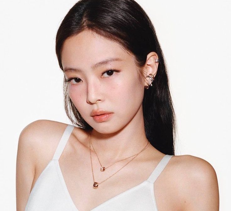 maibogs's tweet image. หลายคนอาจจะเห็นว่า Chanel ให้อิสระกับเจนนี่มาก เจนนี่ถ่ายแบบให้แบรนด์เยอะมากและมีตำแหน่งพ่วงอีกนับไม่ถ้วนกับแบรนด์อื่นๆ ไปออกงานด้วยการใส่ชุดแบรนด์อื่นๆได้สบายๆ การที่ชาแนลให้อิสระกับเจนนี่ ไม่ใช่ว่าแบรนด์เสียเปรียบนะคะ ชาแนลก็ได้ เจนนี่ก็ได้ วินๆทั้งคู่…