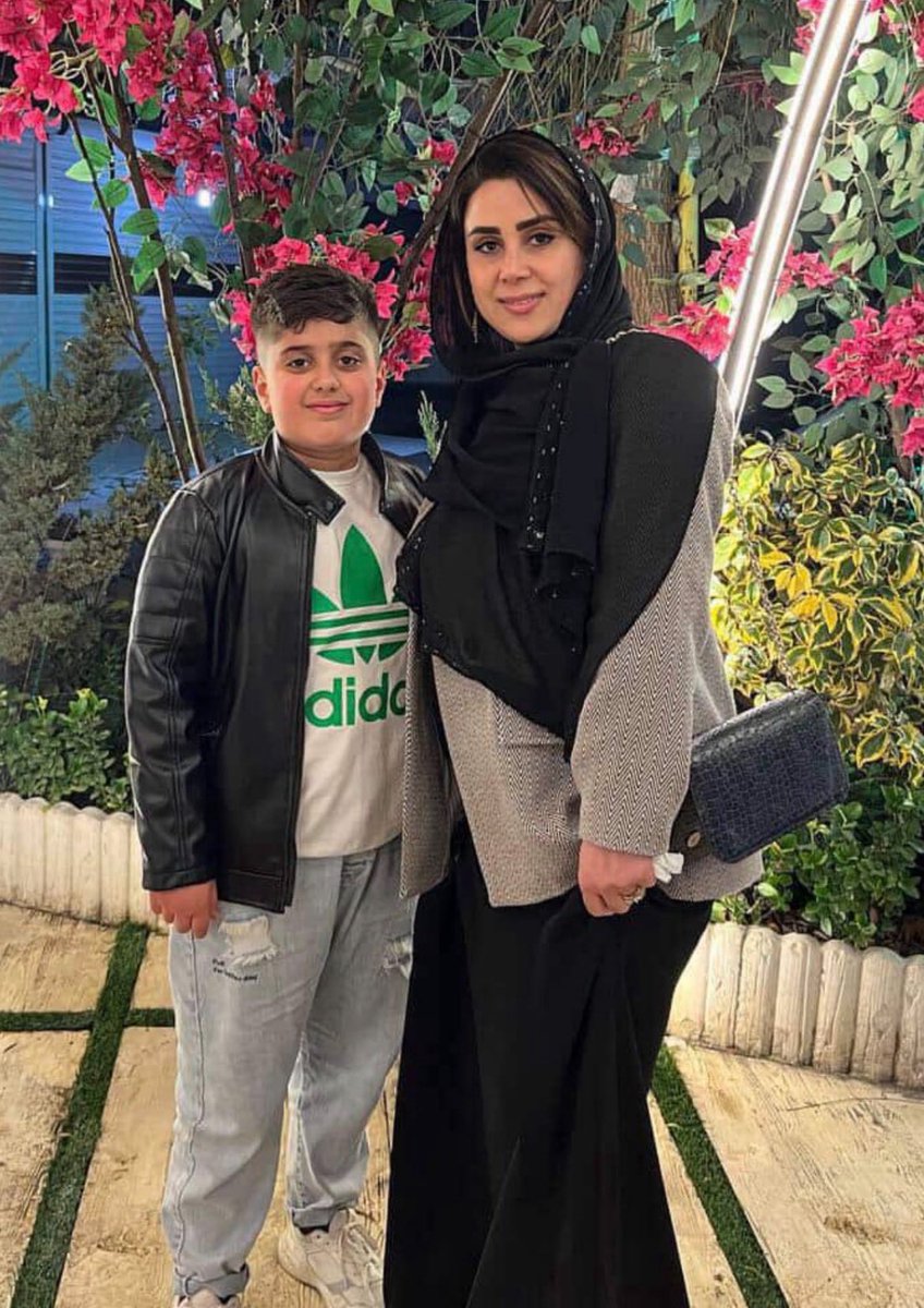 JeremBenhaim's tweet image. Mona Esmi, 33 ans, fait partie des milliers de manifestants iraniens qui ont été massacrés par les forces de sécurité du régime des mollahs.

Elle a été abattue sous les yeux de son fils… 💔

Ce dernier a demandé que le nom et la photo de sa mère soient diffusés dans le monde…