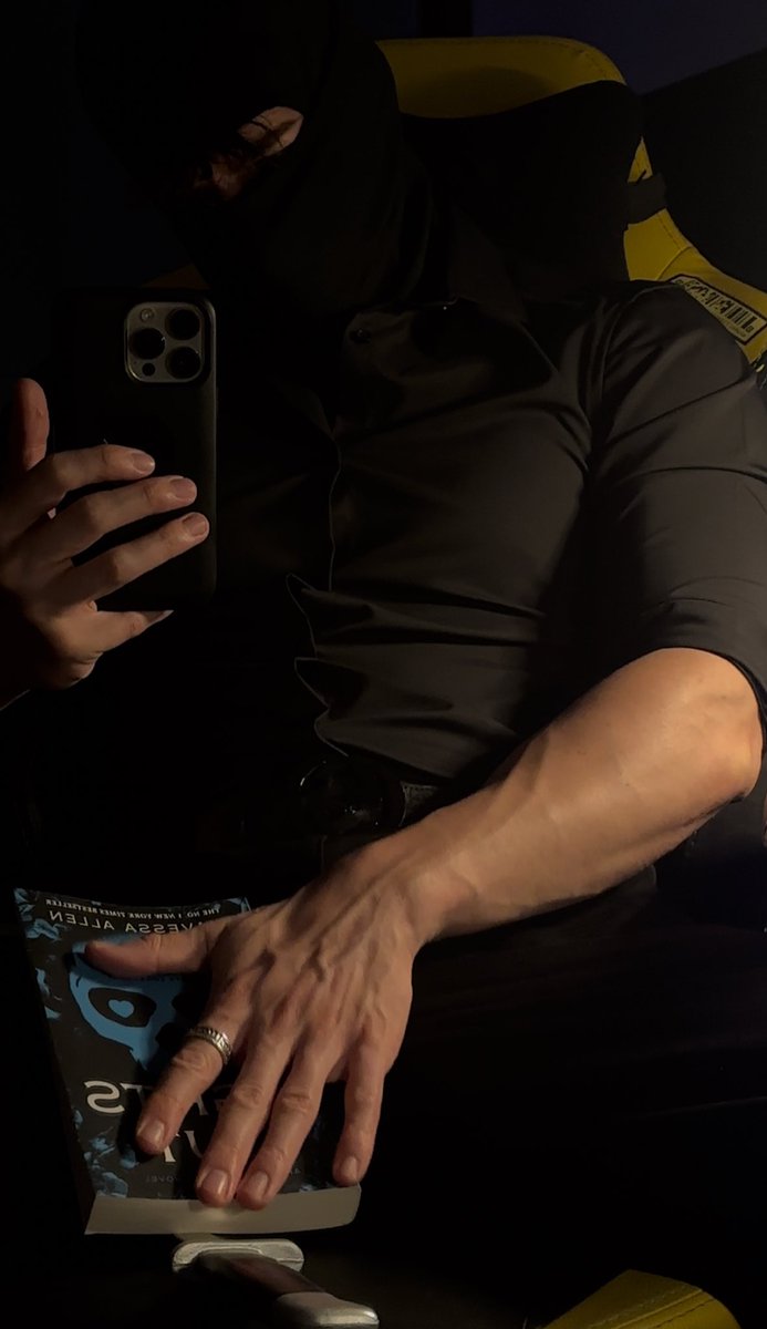 Who loves masked men 🥴 #booktok #maskedman