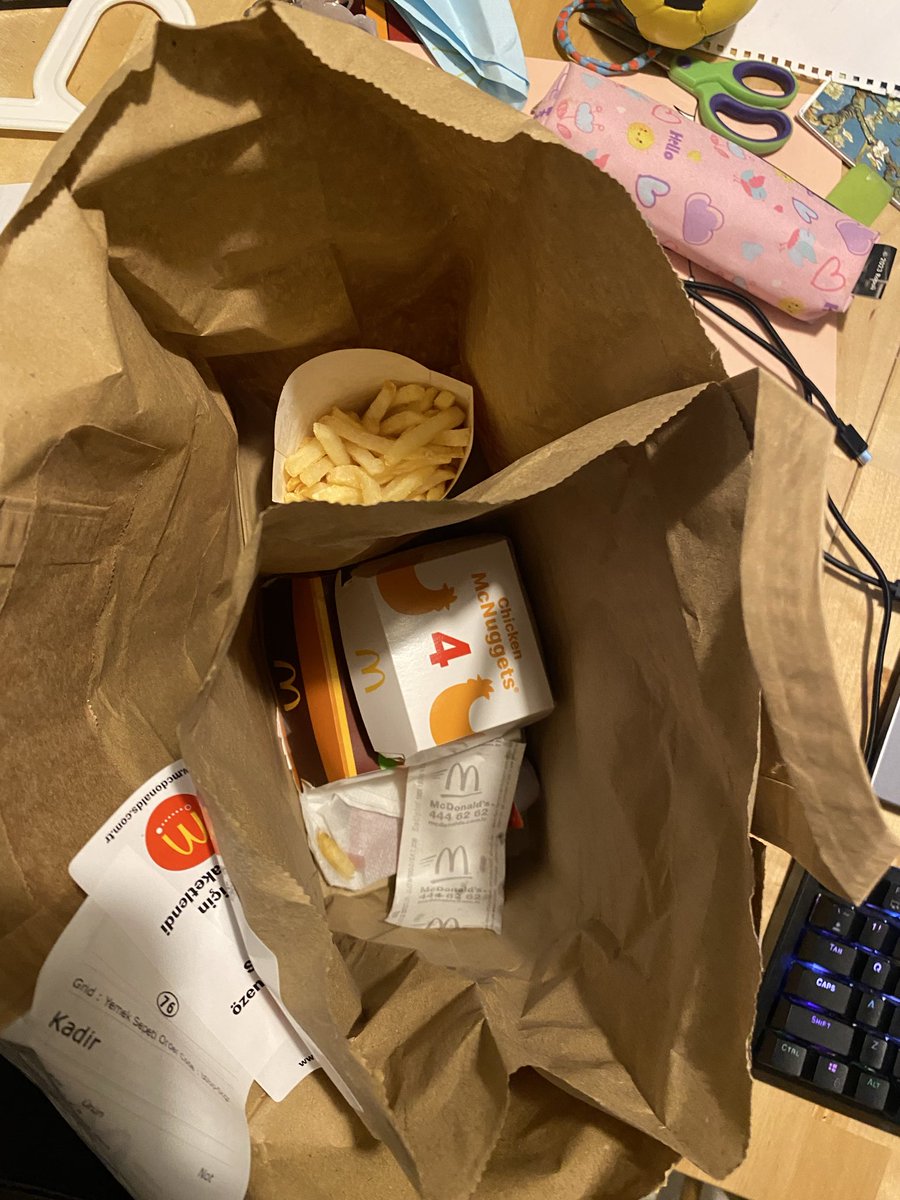 Kadir_Hero's tweet photo. @yemeksepeti  verdiğim sipariş, gelen sipariş. Bu nasıl iştir arkadaş 2 bigmac, nugget, kola, patates ve soslar. Gelen; 1 bigmac patates nugget, soslar. Ne diğer bigmac geldi ne kola geldi. Yardım merkezinden kayıt açıyorum. Muhatap yok. Aç kaldık aç. Acil destek. https://t.co/4UTFLjYO4d