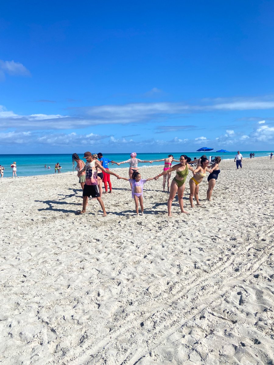 ¡Sábado de pura energía en la playa!
🏐 Voly bajo el sol
🚤 Kayak y diversión acuática
🎶 Música en vivo 
🍹 Cócteles refrescantes
Ven a vivir momentos inolvidables frente al mar 💙
#Playa #SábadoPerfecto #Diversión 
<a href="/CubanacanHotel/">Cubanacan Hoteles</a> <a href="/_varadero/">Varadero Travel</a>