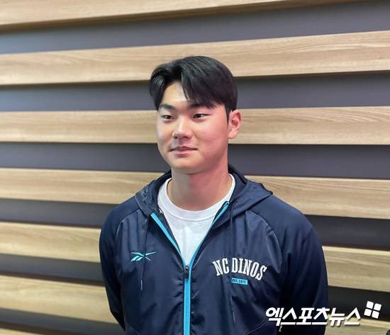 "아직 한 번에 많은 돈을 지출하는 게 익숙하지가 않아서…"

프로야구 고연봉자들이 컨디션 관리를 위해 스프링캠프행 비행기를 비즈니스석으로 바꾸는 일이 왕왕 있는데, 김주원은 올해도 일반석에 탑승해 미국으로 향했다.

아직 젊으니까 괜찮다고 했대
ㅋㅋㅋ

v.daum.net/v/202601260007…