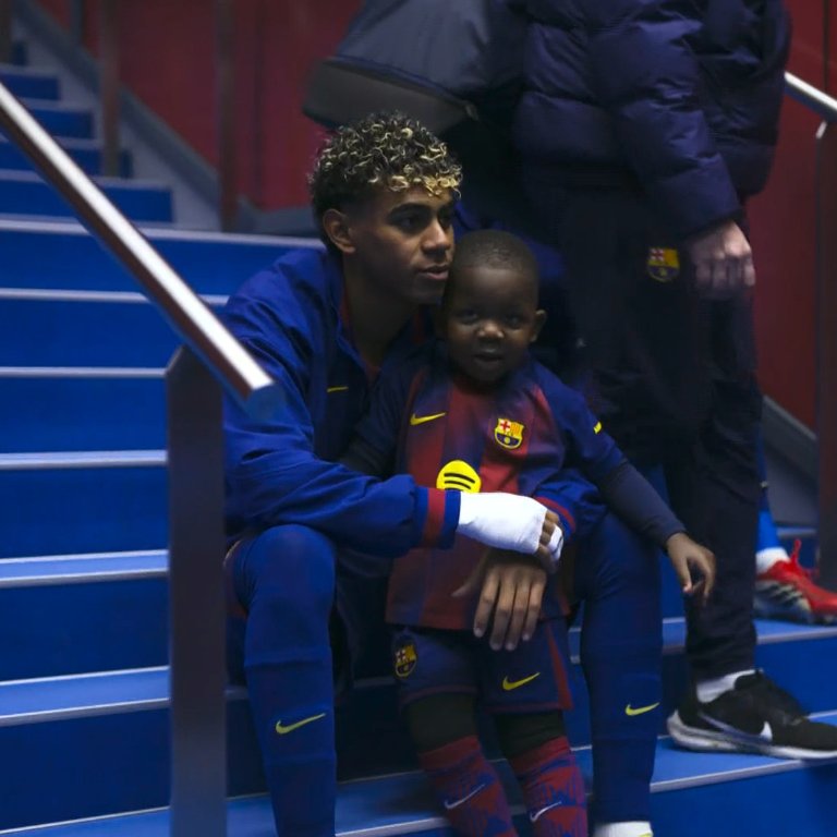 TouchlineX's tweet image. 📸 - Lamine Yamal with his little brother ahead of kick off! ❤️