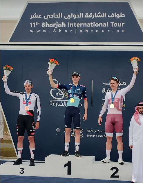 MMoretti24's tweet photo. Al suo 22esimo giorno di gara tra i grandi, il classe 2004 Lorenzo #Nespoli 🇮🇹 ha ottenuto il 1° successo in una corsa UCI. Il 21enne lombardo è stato il migliore a cronometro nella 3ª tappa del Tour of Sharjah, regalando la prima vittoria del 2026 alla MBH Bank. #TourofSharjah https://t.co/UaSRlrI61W