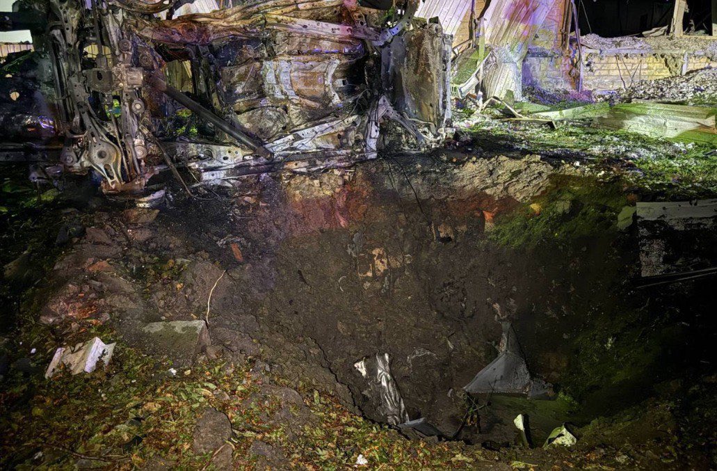 bayraktar_1love's tweet image. /2. The left missile (a small hole in the roof) penetrated through the roof and wall of the factory and detonated outside.