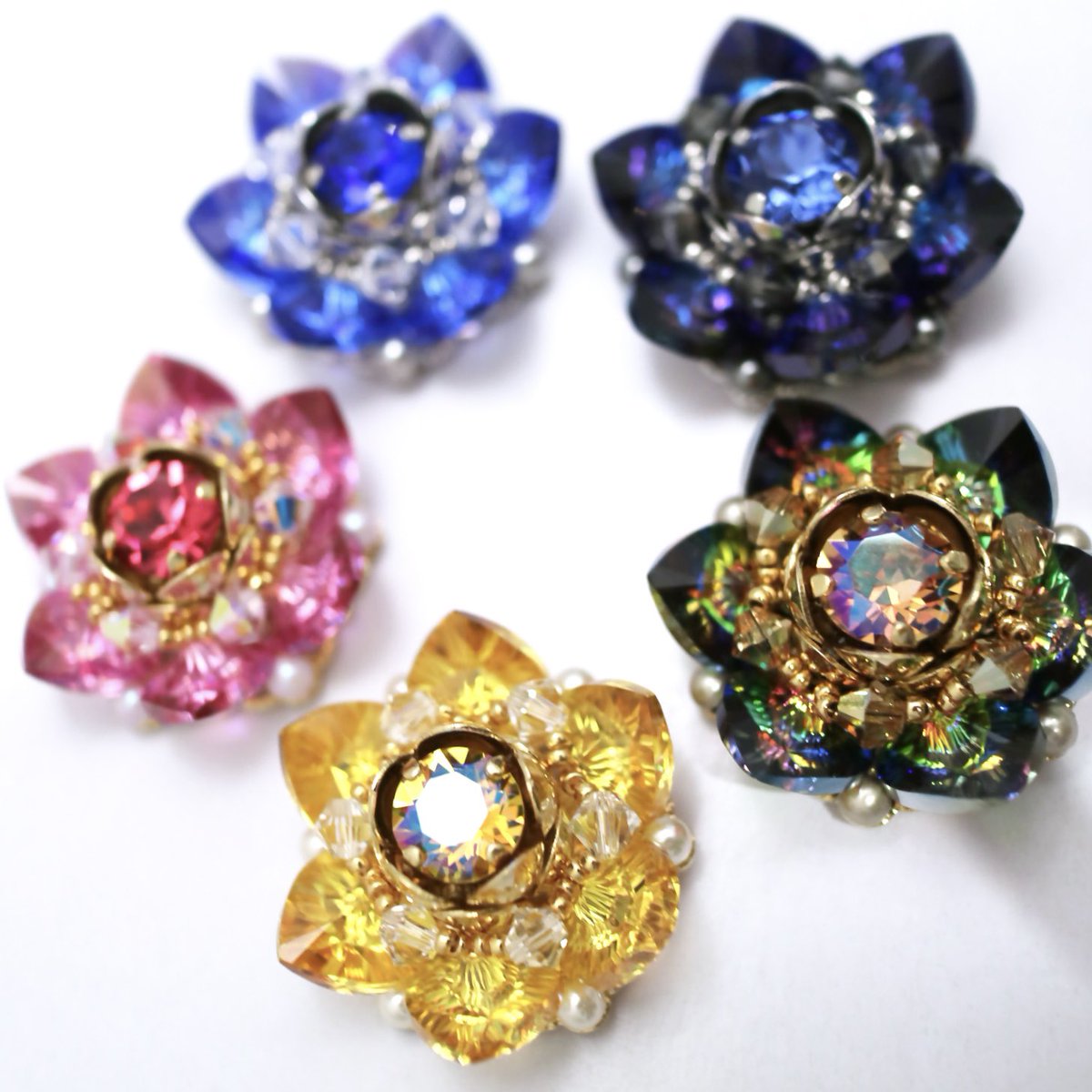 sakura_eri08's tweet image. 委託先のキャラメルキューブショコラさんに次回納品する分の煌めき達が編めました

ここまで接着剤不使用
糸1本で全てのパーツが繋がっています

これからアクセサリーにして
週末までに納品します

#キャラメル_創作