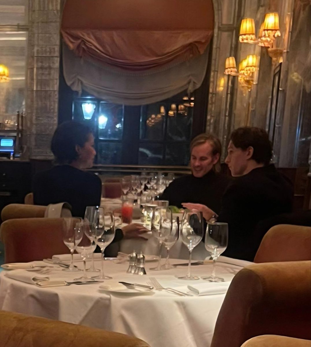 Meu Deus isso só pode ser um jantar com o cerimonialista do casamento deles, ESTÁ ACONTECENDO!!