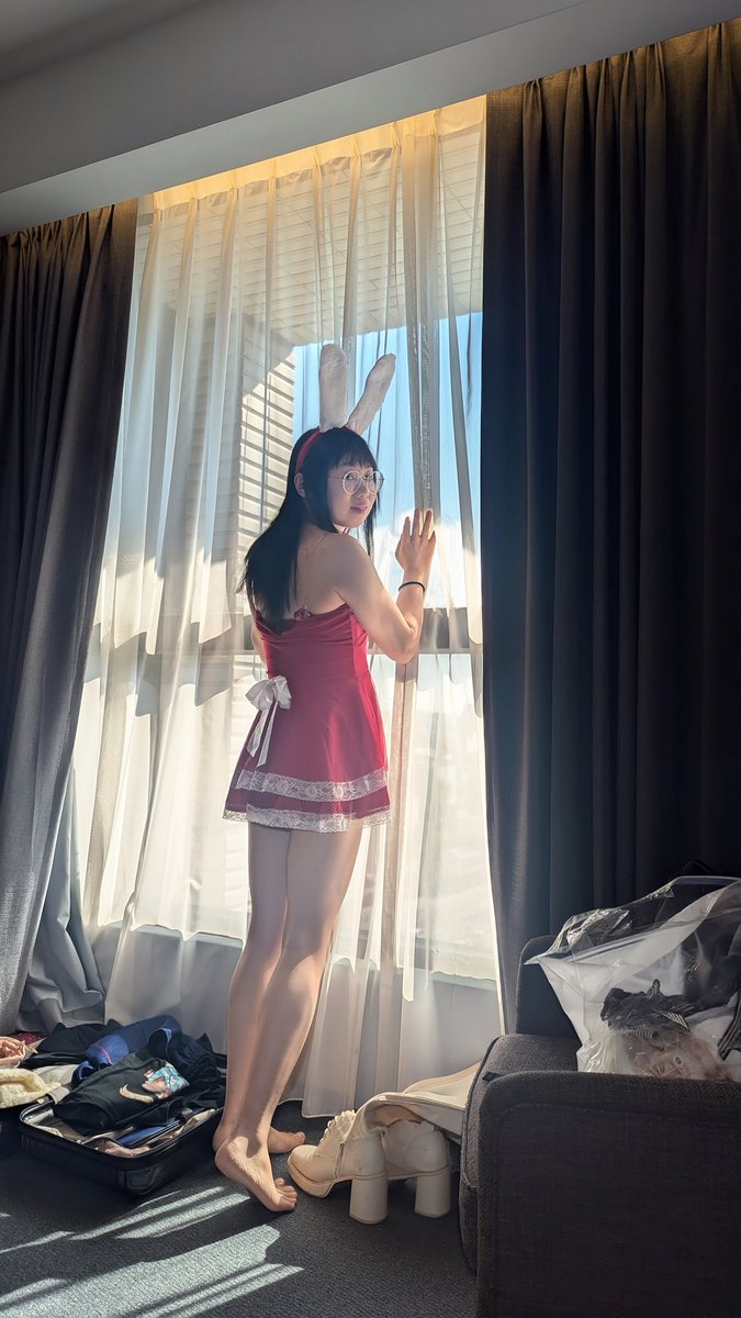 聖誕節後才要發聖誕節車服
下次拍我會再穿緞面手套襪子