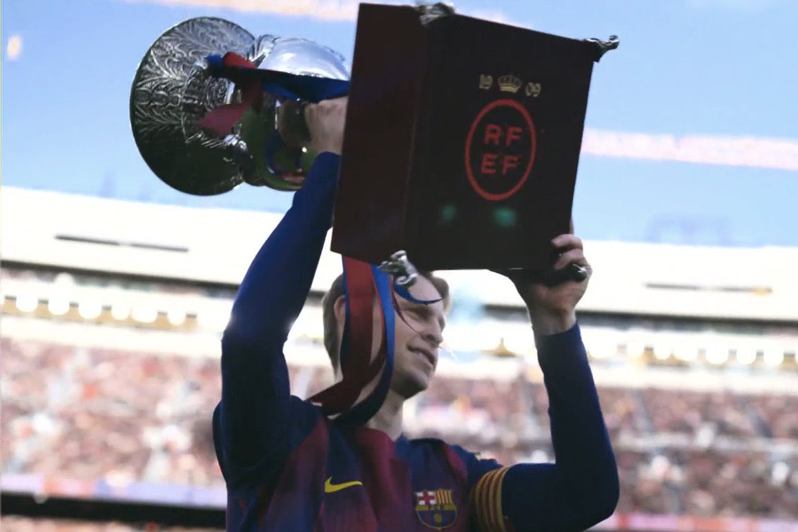 Célébrations au Camp Nou !

Lamine Yamal fête son trophée du meilleur joueur du mois de Décembre 🌟

Frenkie de Jong présente la Supercoupe d’Espagne remportée face au Real Madrid 🏆

💙❤️