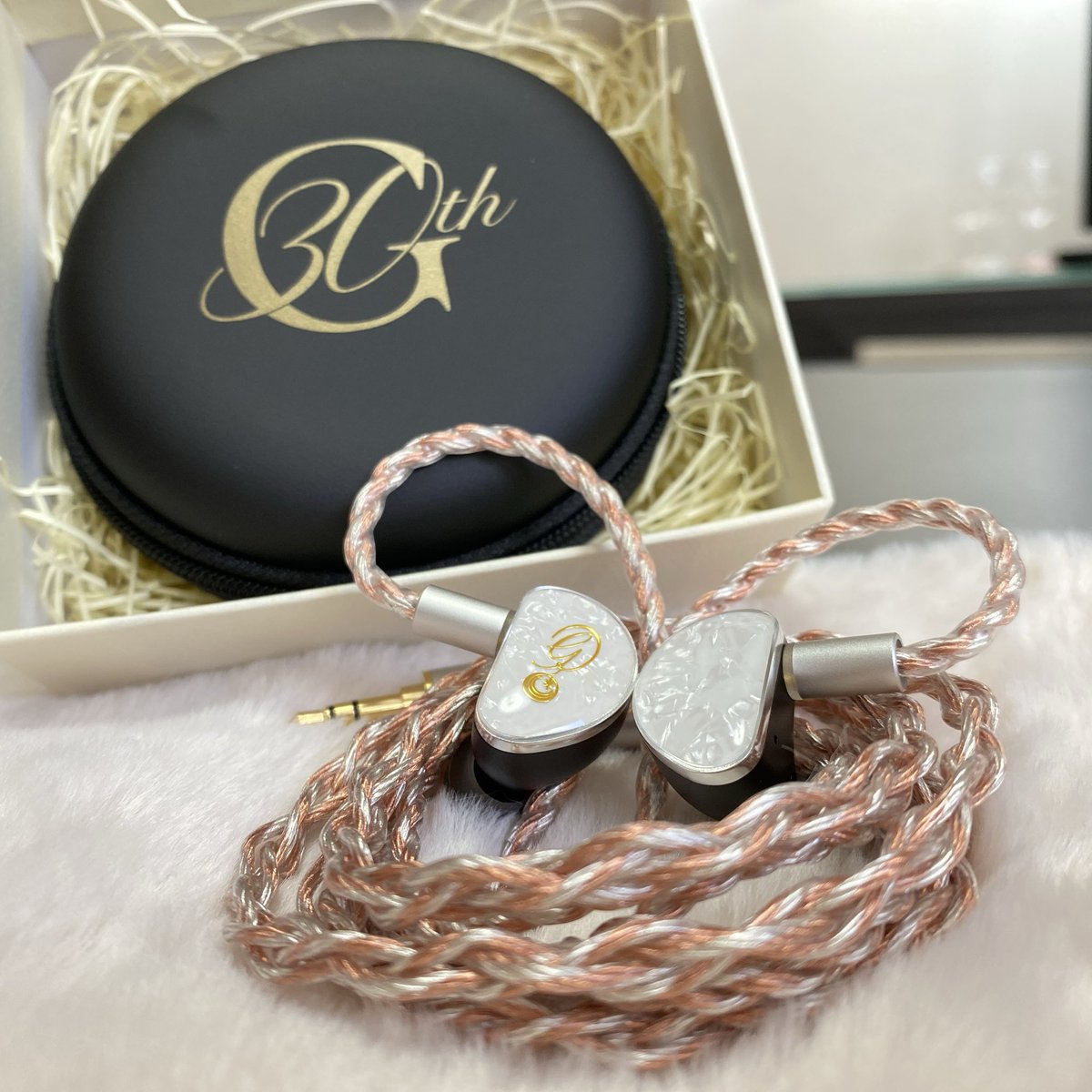 ゴスペラーズ30周年記念イヤホン、とっても良いです。 声は浮き彫りに