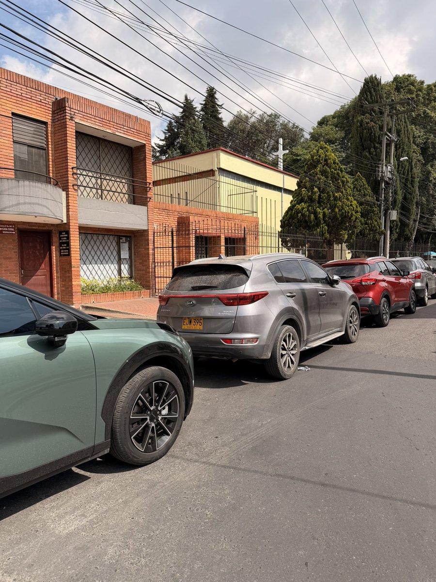 franconancy87's tweet photo. Señores @SectorMovilidad @PoliciaColombia @Bogota @CarlosFGalan pido ayuda cra 81 con calle 24b- 24 C  ustedes hicieron bahías para parquear los Carros debido a la iglesia, hay prohibido parquear en ambos sentidos  se le dice al sacerdote y nada han habido accidentes ayúdennos https://t.co/xkQeWGPRTe
