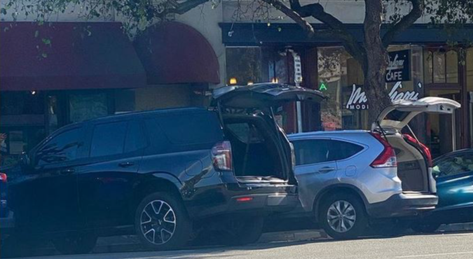 А вы знали, что в США есть не только блэк лив меттерс, шлюхи и наркоманы, но и воры, опасаясь которых чтоб они не разбили стёкла в машинах, люди оставляют их открытыми, чтоб было видно что там нечего воровать, или украсть не разбивая дорогое стекло. 
Испанский стыд просто.