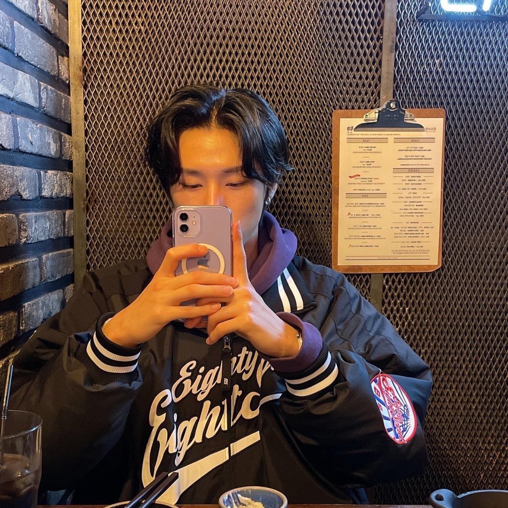 hyungwonspace's tweet photo. the january twins hyungkyun 🐢🐈‍⬛ 💕 https://t.co/eHMjpNmawH