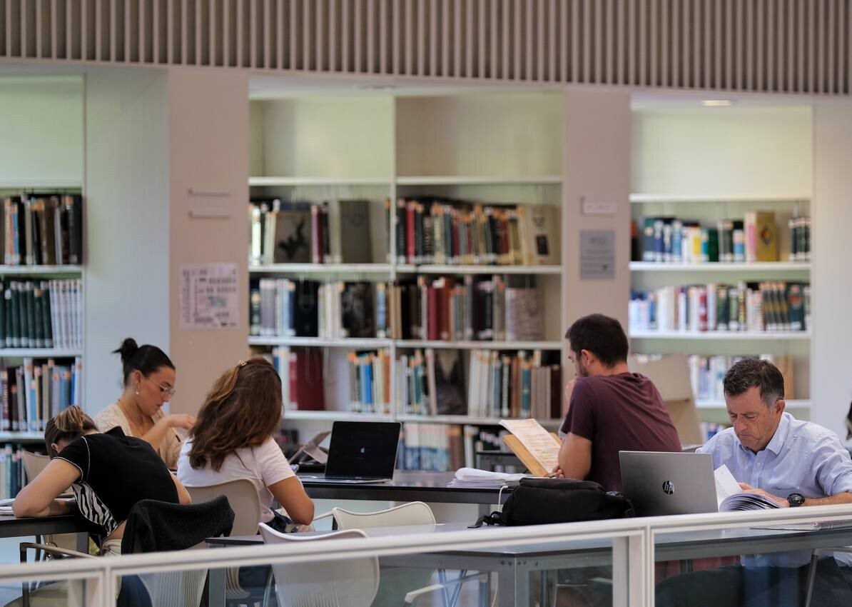 #BibliotecasAND | ¿Conoces todo lo que te pueden ofrecer las bibliotecas y centros de documentación de #Andalucía? 📚

Infórmate los servicios bibliotecarios, E-Biblio o cómo conseguir una tarjeta de usuario 

➕ ℹ️ 🔗  opgob.es/5frga1