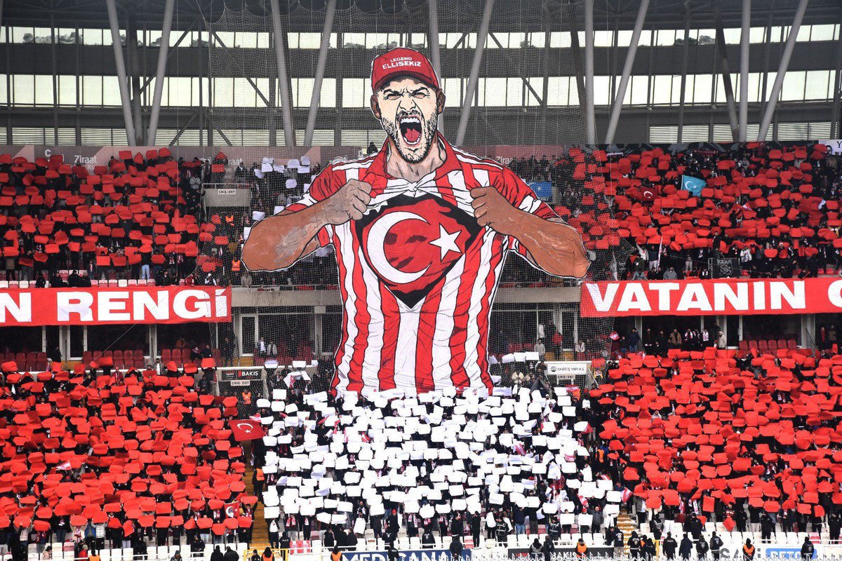 Sivasspor’un koreografisi:

“Bayrağın rengi, vatanın canıyız.”