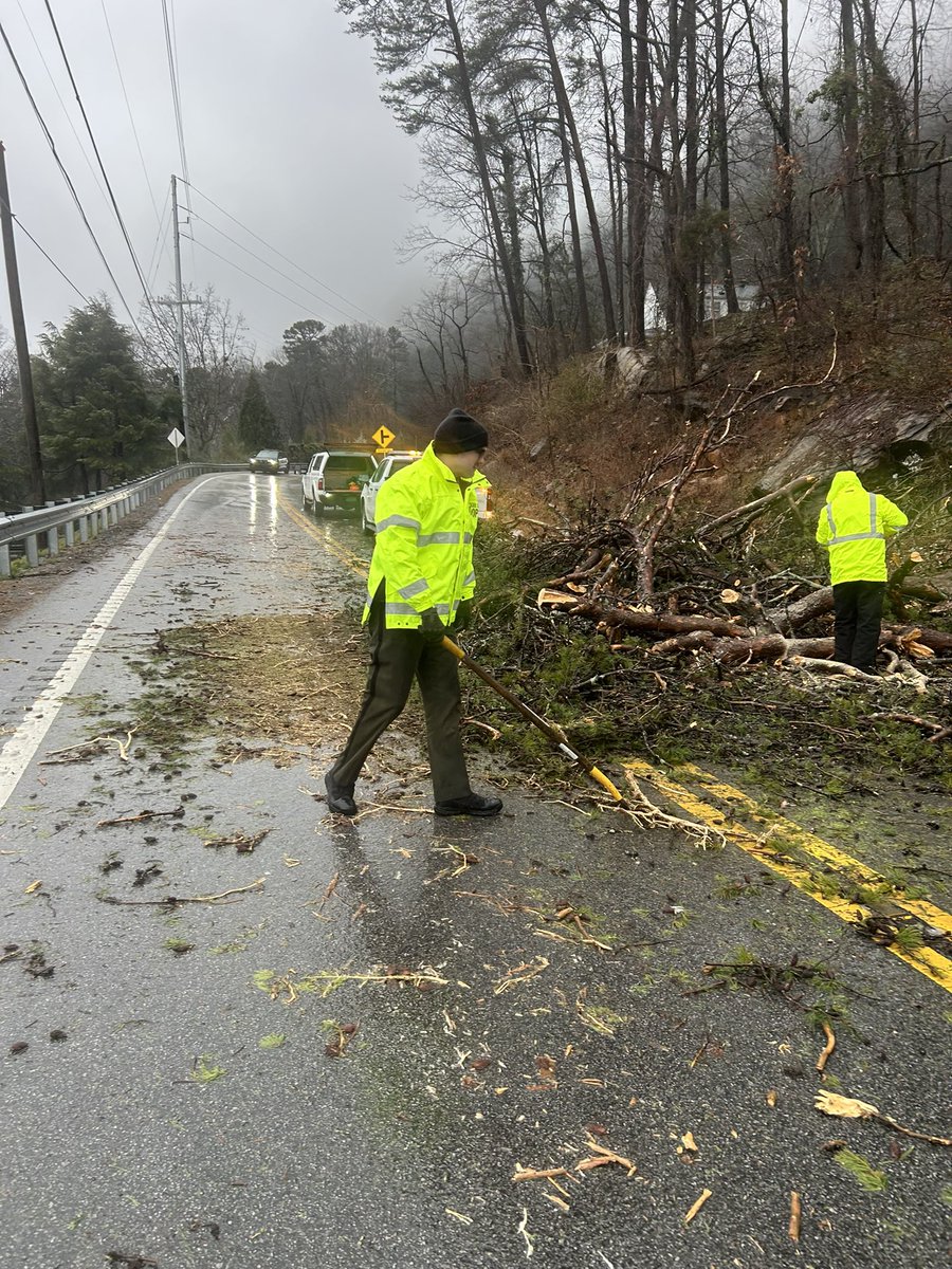 THPChattanooga's tweet image. 34° and pouring rain 🌧️❄️—and Trooper Reed is out there helping @myTDOT clear debris at Signal Mountain Blvd &amp;amp; Palisades Rd. That’s dedication and teamwork. Great job keeping our roads safe! 👏🚔 #ThankYou #TDOT #PublicService