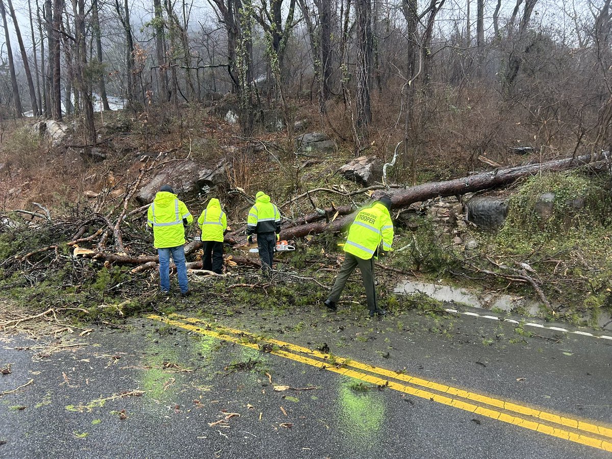 THPChattanooga's tweet image. 34° and pouring rain 🌧️❄️—and Trooper Reed is out there helping @myTDOT clear debris at Signal Mountain Blvd &amp;amp; Palisades Rd. That’s dedication and teamwork. Great job keeping our roads safe! 👏🚔 #ThankYou #TDOT #PublicService