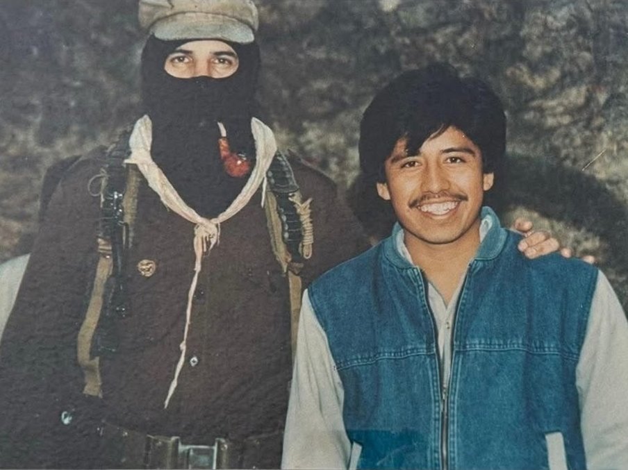 Melissa_Bely's tweet image. El joven de la foto antes viajaba en burro y usaba huaraches.

Hoy trae escolta, chofer y viaja en una Cherokee blindada con clima y asientos de piel Palermo.

Él ya salió de pobre.

Y tú que votaste por él...
¿Cuándo?