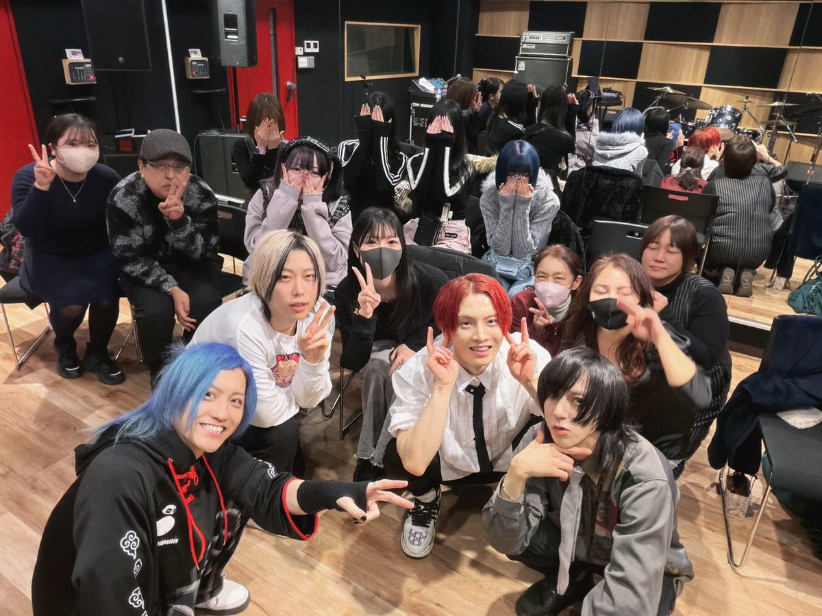 年明けミニイべ終了！お越しいただいた皆様本当にありがとうございました⚡️

《セットリスト》
ろくでなし／ZMAN.
レイン／シド
内秘心書／ONE OK ROCK
風の日／ELLEGARDEN
イエス／Acid Black Cherry
アルビノ／ZMAN.
I'm home?／ZMAN.（パートチェンジ）
RED!!／ZMAN.（パートチェンジ）