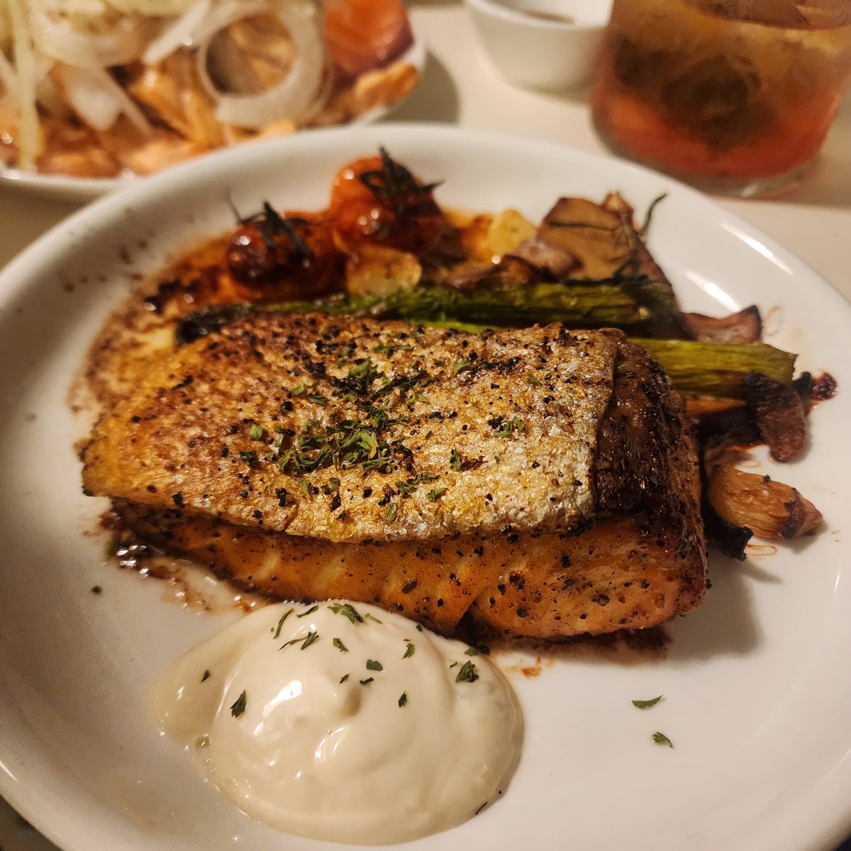 🐟1월 24일 방어연어벙🐟

노량진에서 직접 필렛 사 와서 이것저것과 함께 다 같이 먹은 날🫶🏻
매운탕 먹고 칼국수 사리 넣은 것도 엘라님이 사오신 말도안되게 맛있는 딸기도 자잘한 과자와 오징어 버터구이도 먹었답니다🤤
모두를 배 터지게 하고 내보내겠다는 뜻을 이룬 날이었어요💪🏻