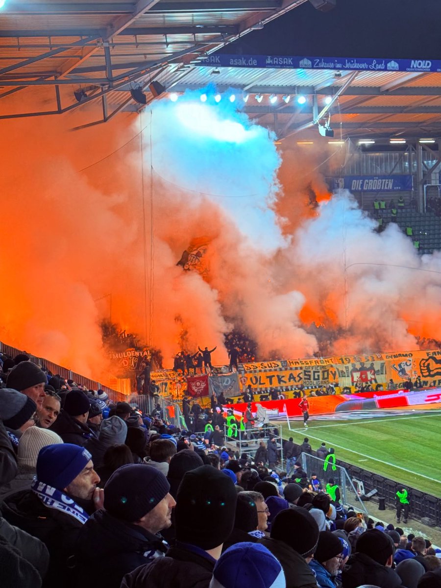 Ultramaniatics's tweet image. Ostderby
Dynamo Dresden pyroshow in Magdeburg 
#FCMSGD
🇩🇪 24.01