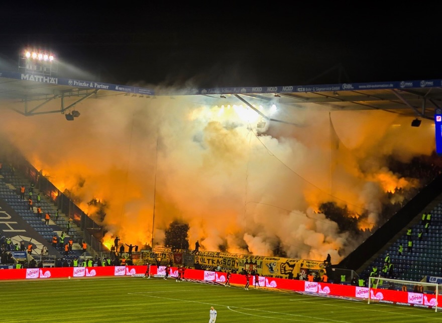 Ultramaniatics's tweet image. Ostderby
Dynamo Dresden pyroshow in Magdeburg 
#FCMSGD
🇩🇪 24.01