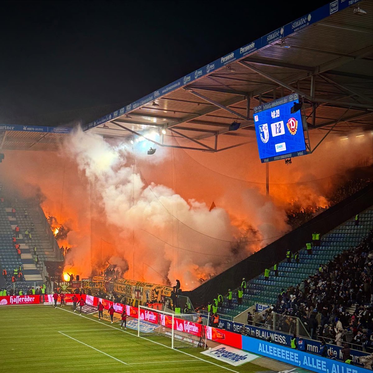 Ultramaniatics's tweet image. Ostderby
Dynamo Dresden pyroshow in Magdeburg 
#FCMSGD
🇩🇪 24.01