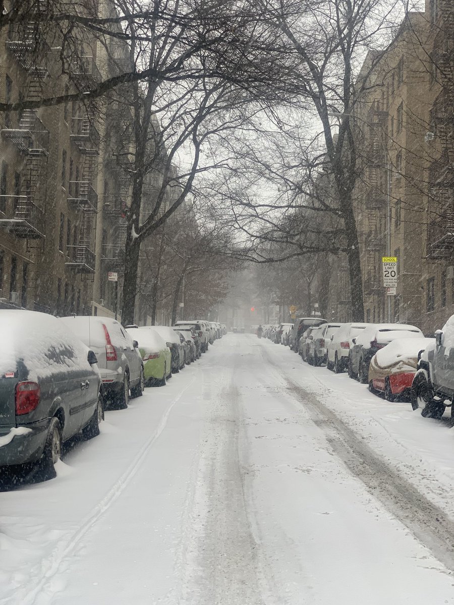WeatherMaster34's tweet image. HEAVIEST SNOW IVE SEEN IN YEARS already 6.4 inches in Upper Manhattan NYC snowing at 2 inches per hour visibility 1/4 of a mile, @BlediB7 @nynjpaweather @NWSNewYorkNY @ABC7NY @LeeGoldbergABC7 @BradyBGWX