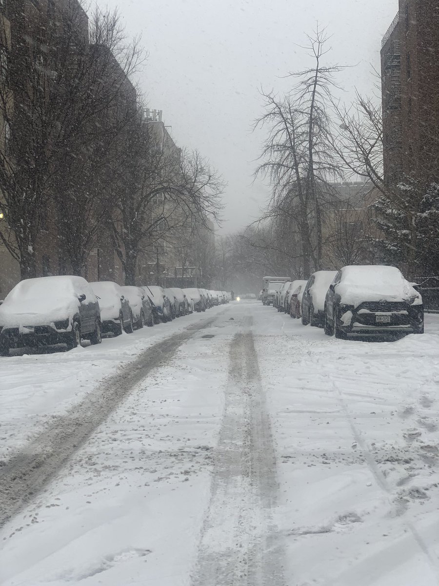 WeatherMaster34's tweet image. HEAVIEST SNOW IVE SEEN IN YEARS already 6.4 inches in Upper Manhattan NYC snowing at 2 inches per hour visibility 1/4 of a mile, @BlediB7 @nynjpaweather @NWSNewYorkNY @ABC7NY @LeeGoldbergABC7 @BradyBGWX