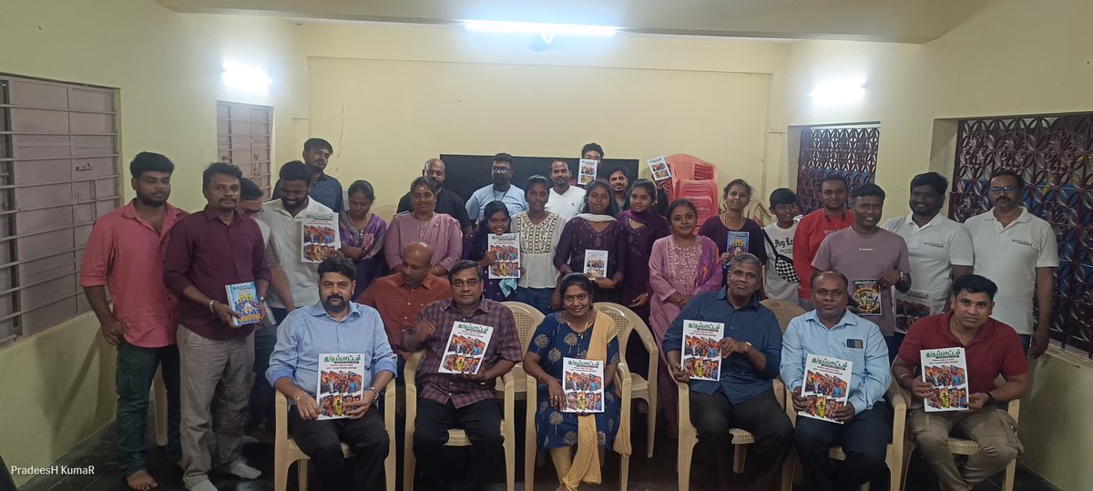 thuduppattam's tweet photo. முதல் அச்சுப் பிரதி டி20 சிறப்பிதழ் வெளியீட்டு விழா சிறப்பாக நடைபெற்றது. சிறப்பான தொடக்கம் நூலை வெளியிட்டு சிறப்புரை ஆற்றிய @narsimp அண்ணா மற்றும் கலந்து கொண்ட அனைவருக்கும் நன்றி நன்றி.  ❤️❤️❤️🙏🙏🙏
#துடுப்பாட்டம் https://t.co/FXNoVI2ZdG