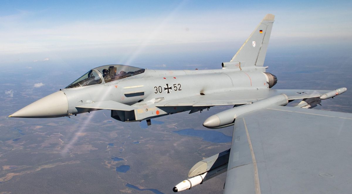 VonPritzwald's tweet image. Od początku grudnia 2025 z lotniska w Malborku operują takie jak na fotce maszyny z czarnymi krzyżami. 
Niemieckie Eurofightery z Luftwaffe. 
Ich zadaniem jest bronienie polskiej granicy morskiej wybrzeża gdańskiego i polskiej zachodniej granicy z rosyjskim okręgiem królewieckim.…