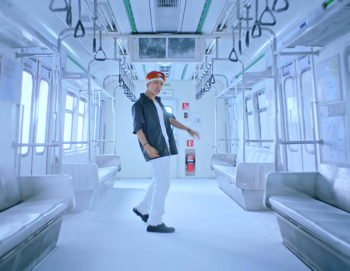 JWYcomfort's tweet image. ISN'T THE SAME TRAIN AS ETERNAL SUNSHINE ???? 😲