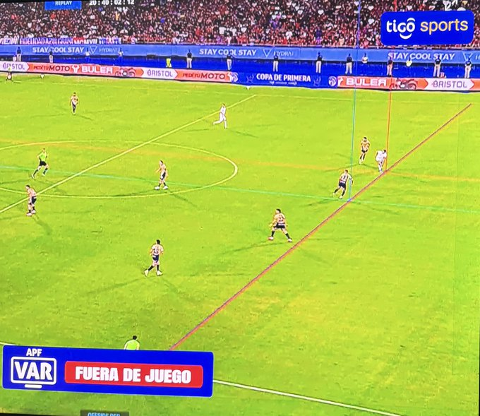 ASI NO..
Dos cuestioenes:
1. Para nada es clara la imagen.
2. Con alejar 10 cm el balon al partir el pase...el jugador ya queda en off side, ese detalle nadie lo analiza.
Tambien deben mostrar que el pie y el balon esten "pegados" al momento de lazarse el pase.
Var complice