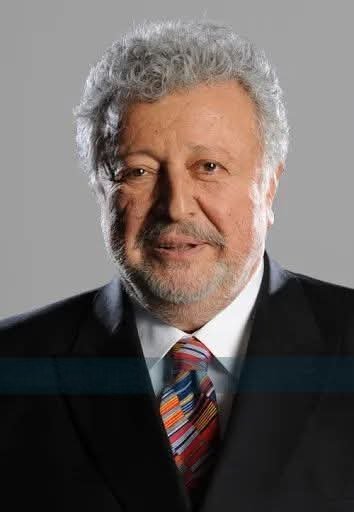 Metin Akpınar; 
"Ben tüp ve gaz kuyruğunda beklemeye 37 ekran TV ile karıncalı yayın izlemeye razıyım. Bana eski Türkiye'mi geri verin..."

Katılanlar ...?!