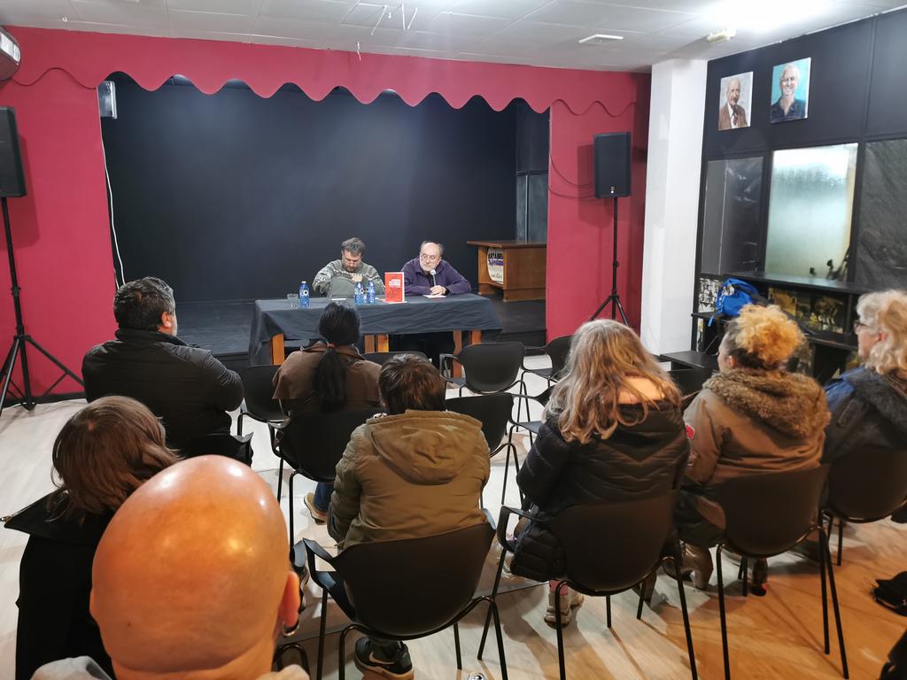 fromgaliza's tweet image. Desfrutando do @DiegoBernalRico e do @carlos_taibo na apresentaçom dos Contos de lama e alcatrám, na @FArtabria #Ferrol