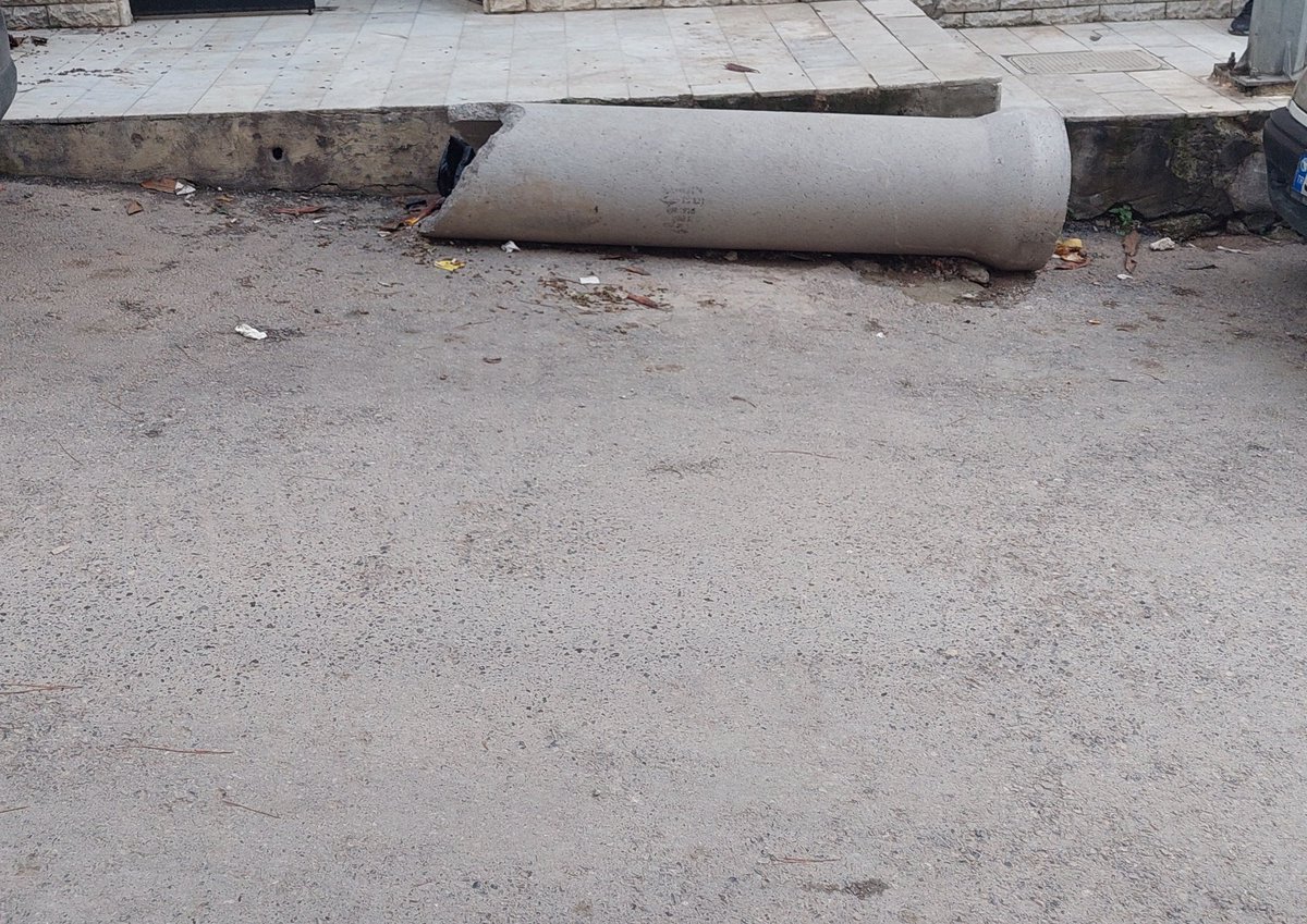 cihan_ee's tweet photo. Buca 426 sokakta 2 hafta önce bitirdiğiniz çalışmada bunu burada unuttunuz.
Zaten insanlar park yeri bulmakta zorlanıyor, bir de bu çıktı başımıza. Bunu buradan yarın alabilir misiniz lütfen? @izsugm https://t.co/4j2Y2a11Ox