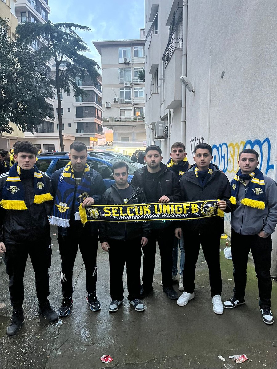 S O K A K 📍

#GucluSelcukGucluUni
#BarişAyasinKardeşleri
#UNİGFB