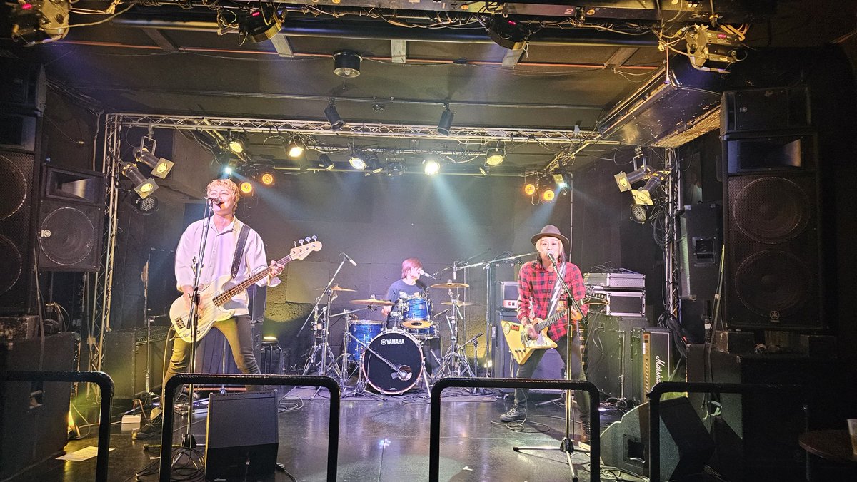 Jun_ichiro__'s tweet photo. いつもヘアカットに来てくれるヒガくんのバンドが立川の自宅近くのライブハウスに出演するのを見つけてお邪魔してきました。
思いっきりストレートな3ピースのR&Rバンドでした。
ヒガくんのスラッシュばりのカッコいいギタープレイも堪能。
で、カンパーイ!
#TheVoltnuts
#ボルトナッツ https://t.co/1P4YZiwqa2