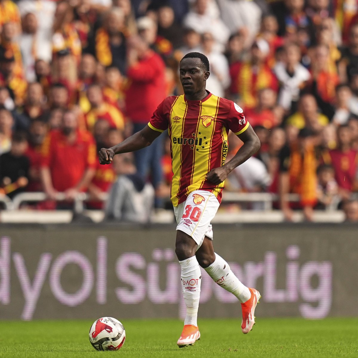 demarkesports's tweet image. Göztepe, Anthony Dennis ve Furkan Bayır'ın üst solunum yolu enfeksiyonu nedeniyle Fenerbahçe maçının kadrosundan çıkarıldığını açıkladı.