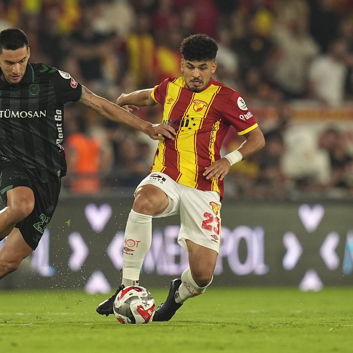 demarkesports's tweet image. Göztepe, Anthony Dennis ve Furkan Bayır'ın üst solunum yolu enfeksiyonu nedeniyle Fenerbahçe maçının kadrosundan çıkarıldığını açıkladı.