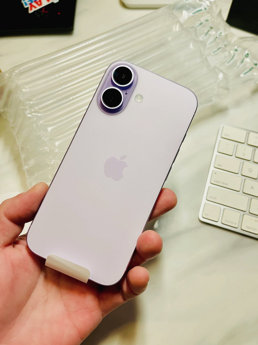 Just because of a casual complaint with my friend during chatting, he bought an iPhone 17 for me and delivered directly to my home. 
OMG I was so moved and really appreciated to his love, as well his present for the coming Chinese New Year.