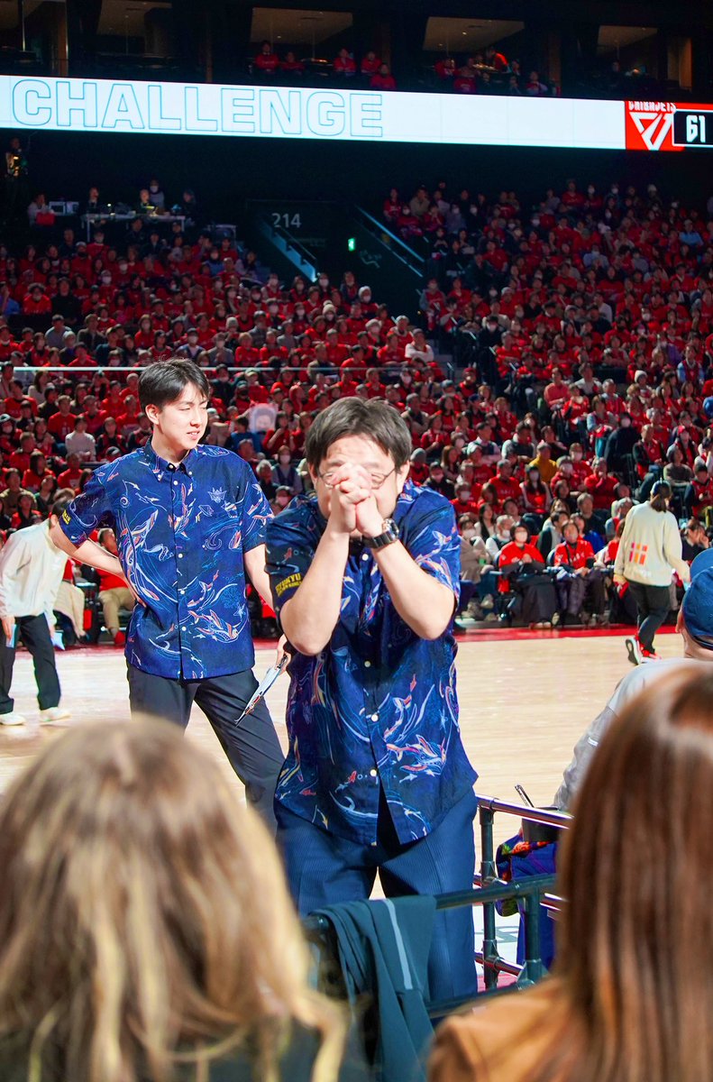 baske_thunders's tweet image. ベンチ裏大爆笑のシーン1😂🤣
#琉球ゴールデンキングス
#佐々宜央
#HCC
#ボールの行方はいかに