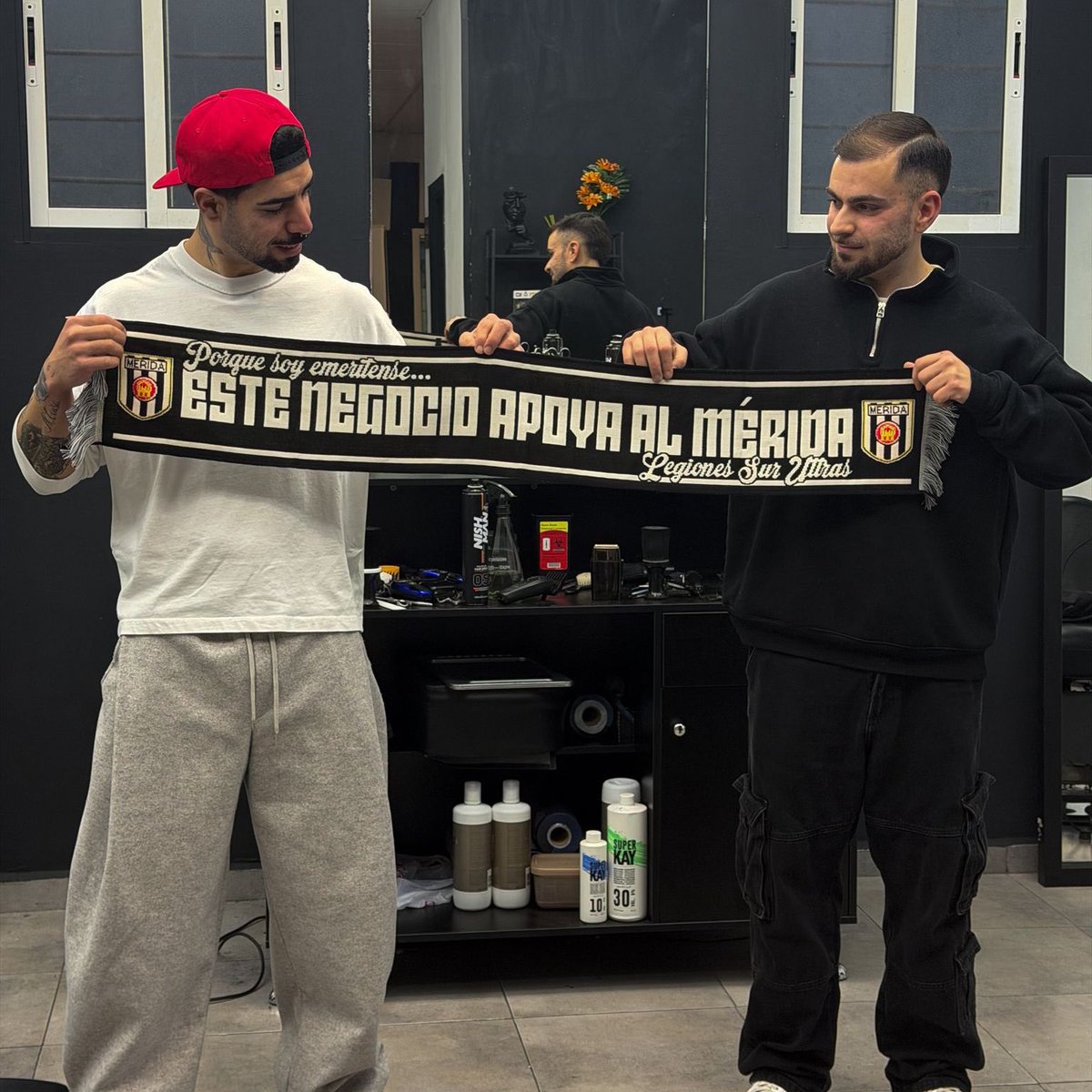 👏🏽 ¡𝐄𝐬𝐩𝐞𝐜𝐭𝐚𝐜𝐮𝐥𝐚𝐫! 

⚪️⚫️ Gran iniciativa que nace de nuestros aficionados de <a href="/LegionesSur/">Legiones Sur</a> para ‘romanizar’ aún más nuestra ciudad.

➕ de 100 negocios de la ciudad ya se han unido 🔝

🤜🏽🤛🏽¡JUNTOS somos imparables!