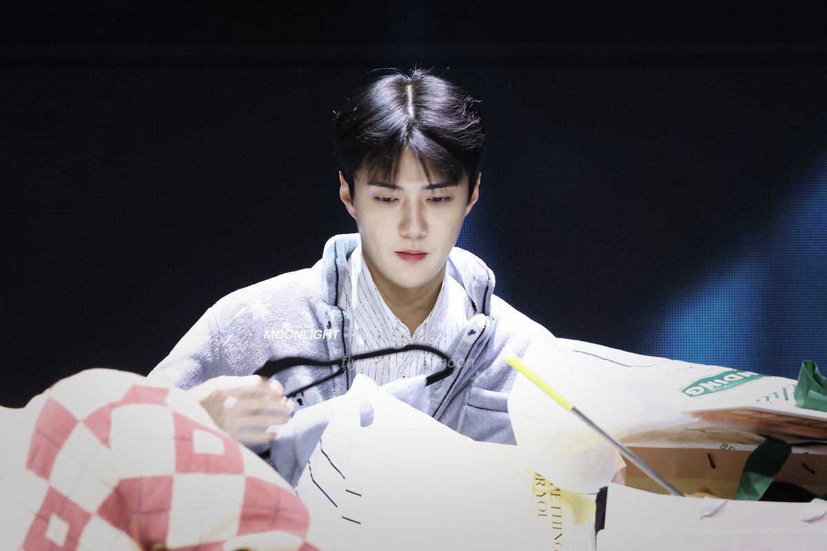 softhunnie94's tweet photo. Who made him think that he isn't handsome?! Who the hell was it? https://t.co/WOv7BoTpqn