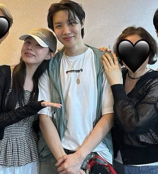 mhereonlyforbts's tweet image. JIWOO MENTIONING HOBI SAYING THAT THEIR MOM WAS SO OBSESSED BY THE NEW TRENDING DUBAI CHOCOLATE THAT SHE BOUGHT 3 PACKAGES AT ONCE EVEN FOR HER KIDS🥹

👤:"Dujjonku (Dubai chocolate trending in Korea) that my mom ordered for us🤎 She wanted it so bad she went looking for it and…